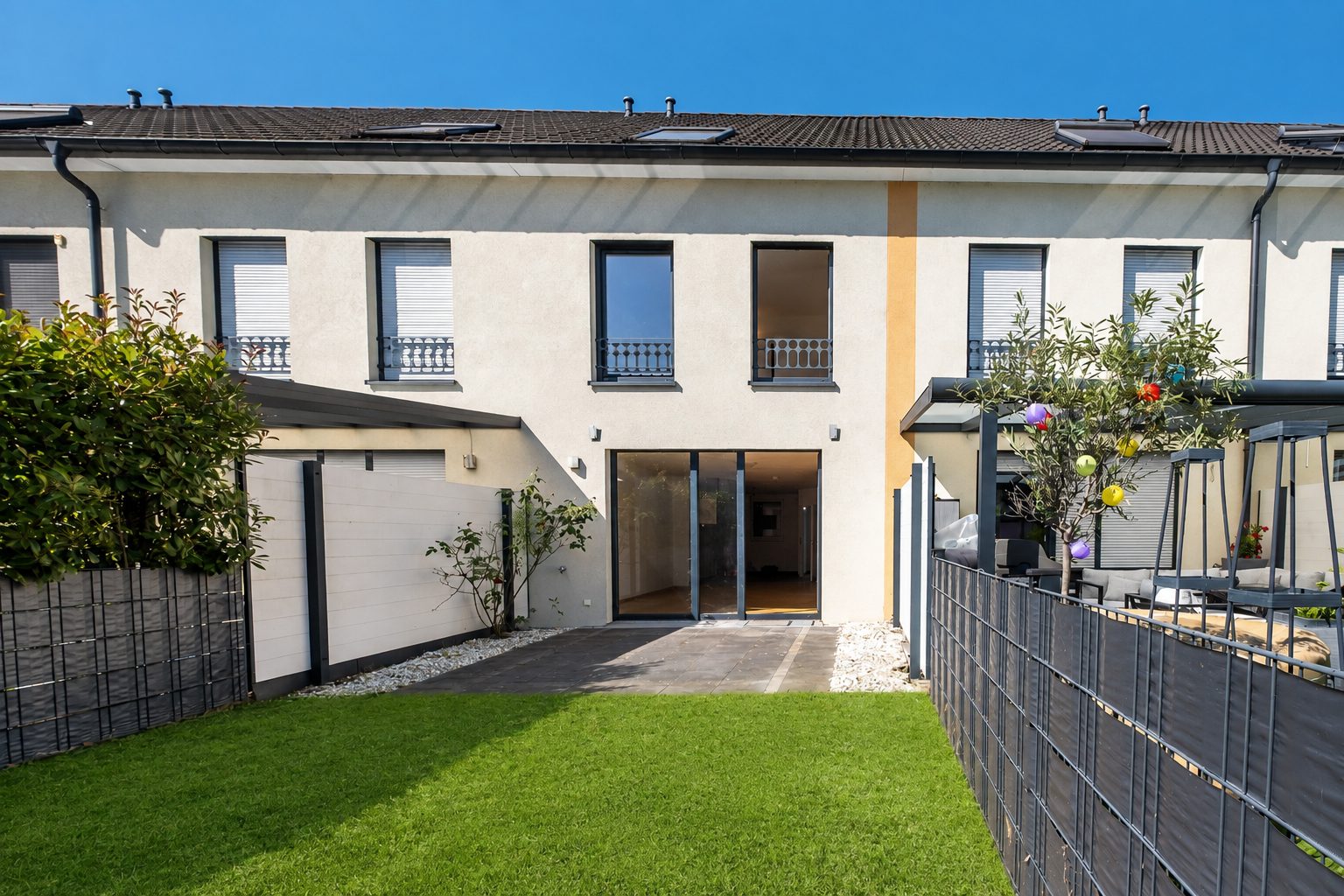 Immobilienangebot - Weinheim - Alle - Sofort einziehen in Weinheim: Renoviertes Reihenhaus mit 5 Zimmern, Garten & zwei Stellplätzen