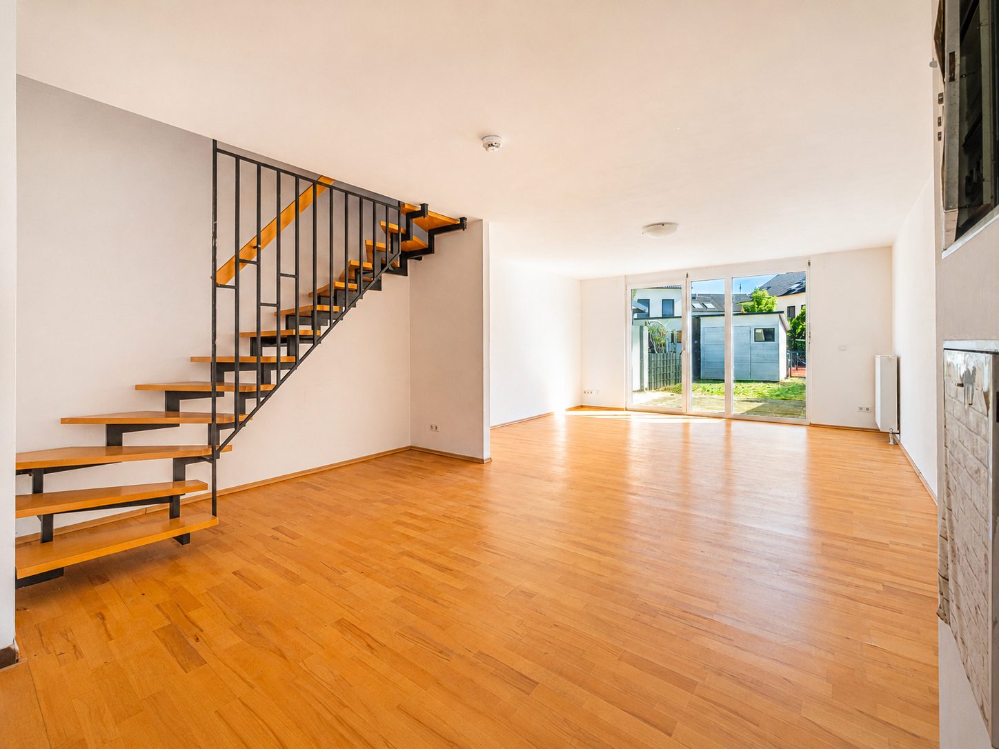 Immobilienangebot - Weinheim - Alle - Sofort einziehen in Weinheim: Renoviertes Reihenhaus mit 5 Zimmern, Garten & zwei Stellplätzen