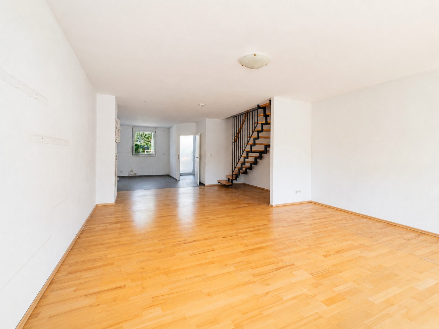 Immobilienangebot - Weinheim - Alle - Sofort einziehen in Weinheim: Renoviertes Reihenhaus mit 5 Zimmern, Garten & zwei Stellplätzen