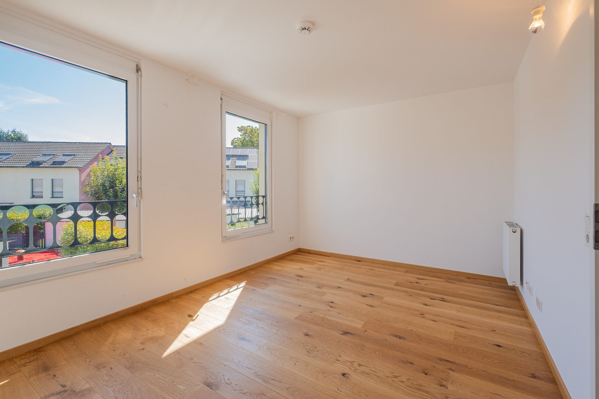 Immobilienangebot - Weinheim - Alle - Sofort einziehen in Weinheim: Renoviertes Reihenhaus mit 5 Zimmern, Garten & zwei Stellplätzen