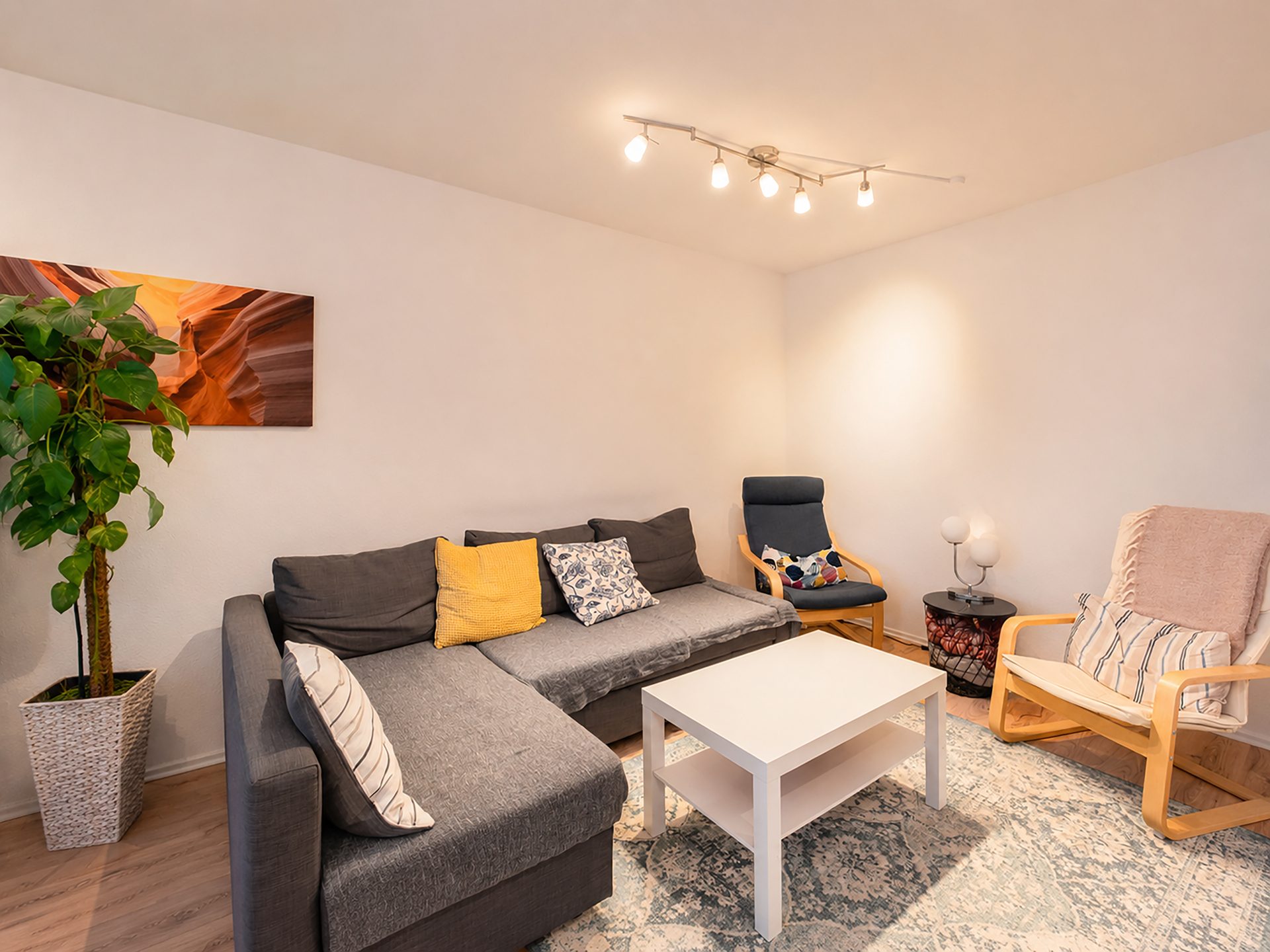 Immobilienangebot - Heidelberg - Alle - Top Lage: Renovierte 2-Zimmer-Wohnung mit Balkon
und Tiefgaragenstellplatz in HD-Handschuhsheim