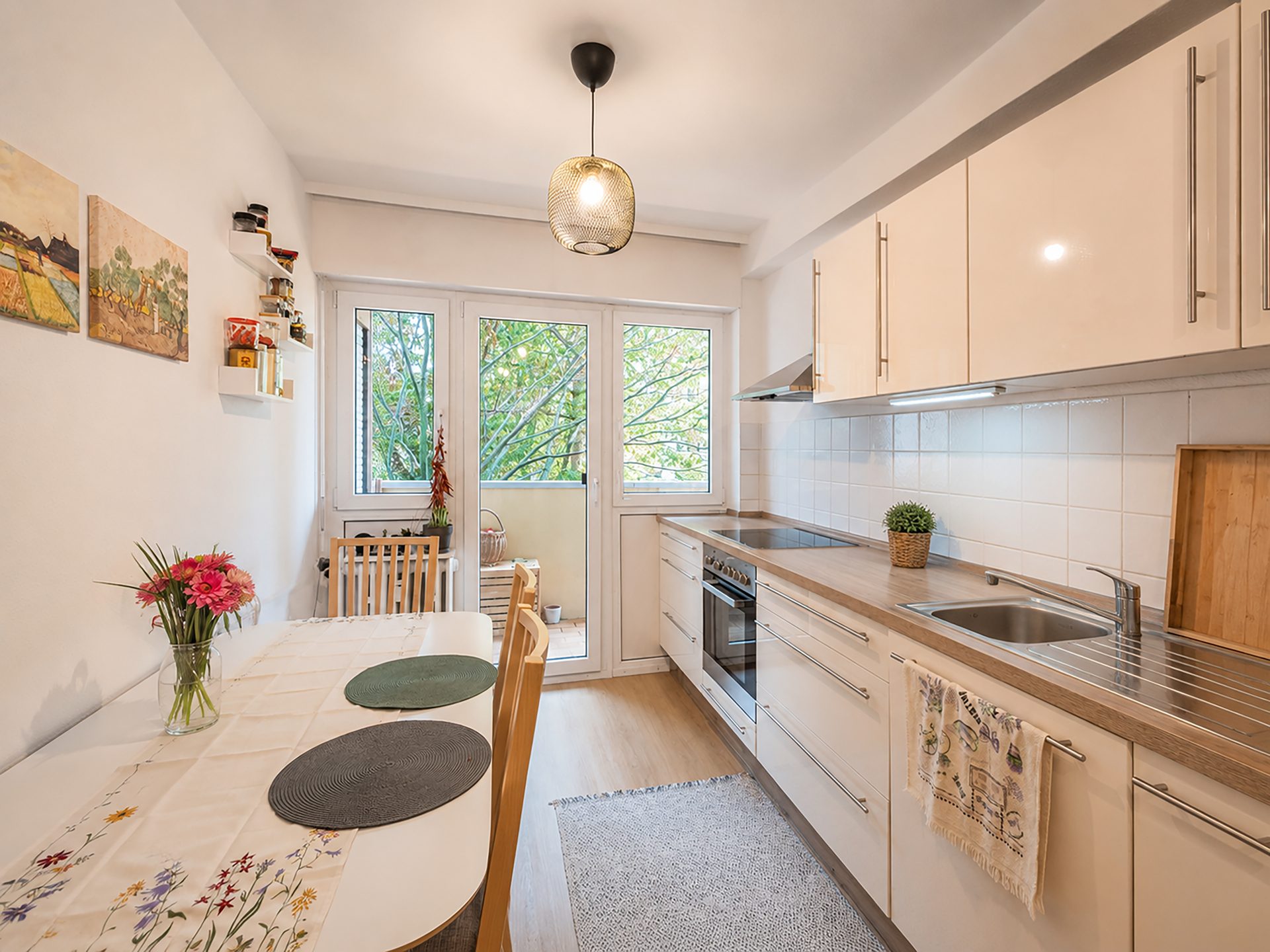 Immobilienangebot - Heidelberg - Alle - Top Lage: Renovierte 2-Zimmer-Wohnung mit Balkon
und Tiefgaragenstellplatz in HD-Handschuhsheim