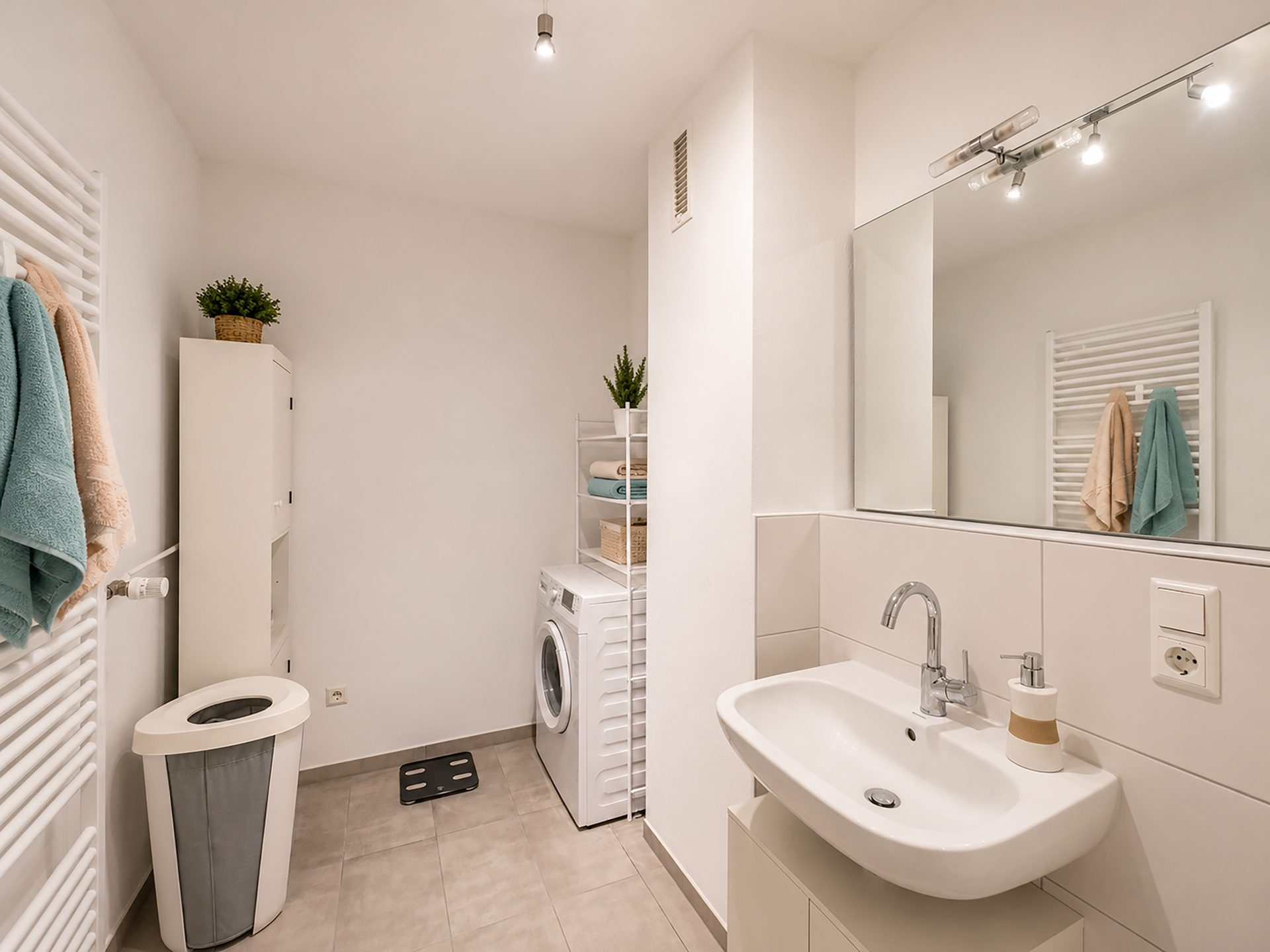 Immobilienangebot - Heidelberg - Alle - Top Lage: Renovierte 2-Zimmer-Wohnung mit Balkon
und Tiefgaragenstellplatz in HD-Handschuhsheim