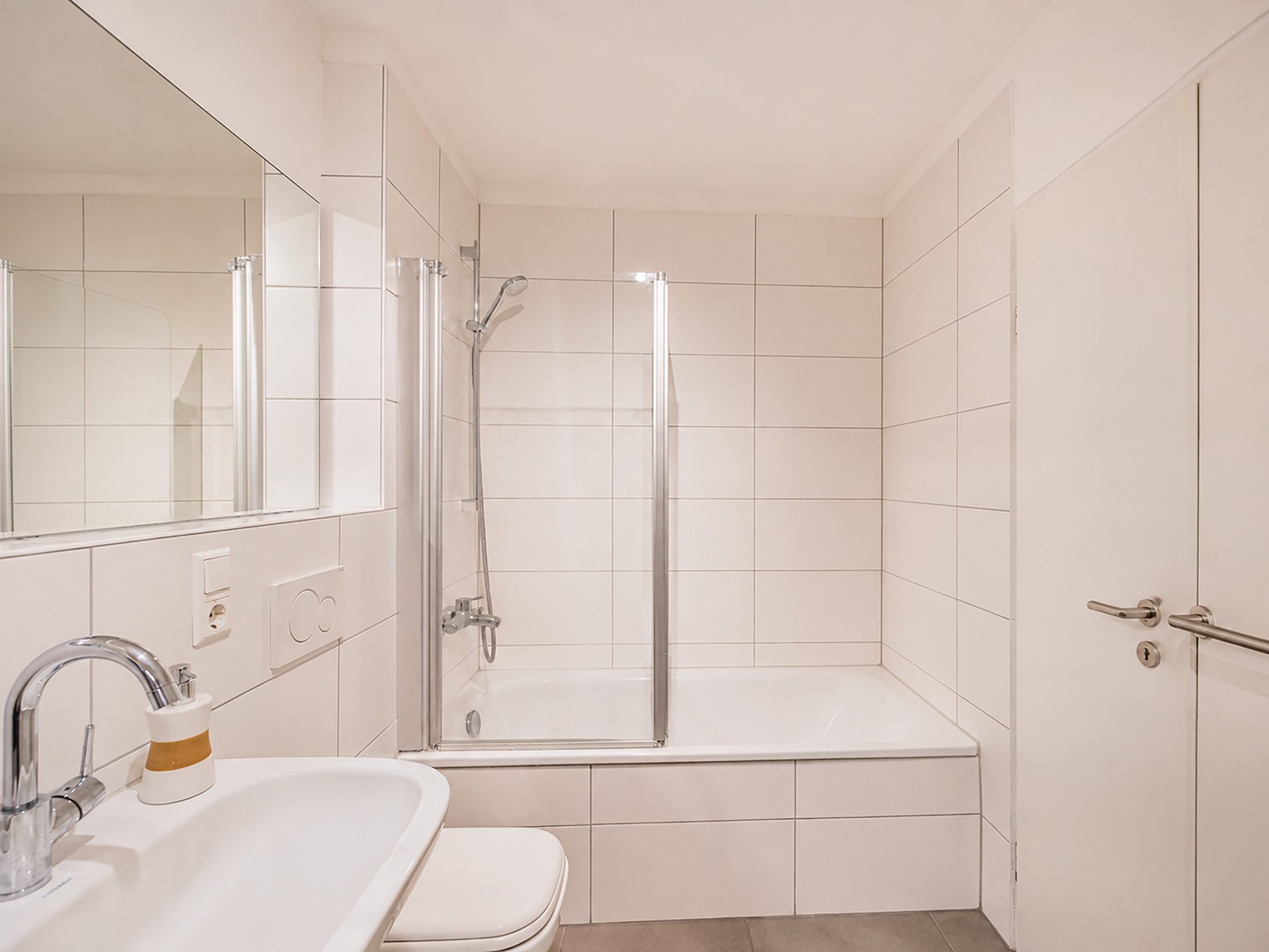 Immobilienangebot - Heidelberg - Alle - Top Lage: Renovierte 2-Zimmer-Wohnung mit Balkon
und Tiefgaragenstellplatz in HD-Handschuhsheim