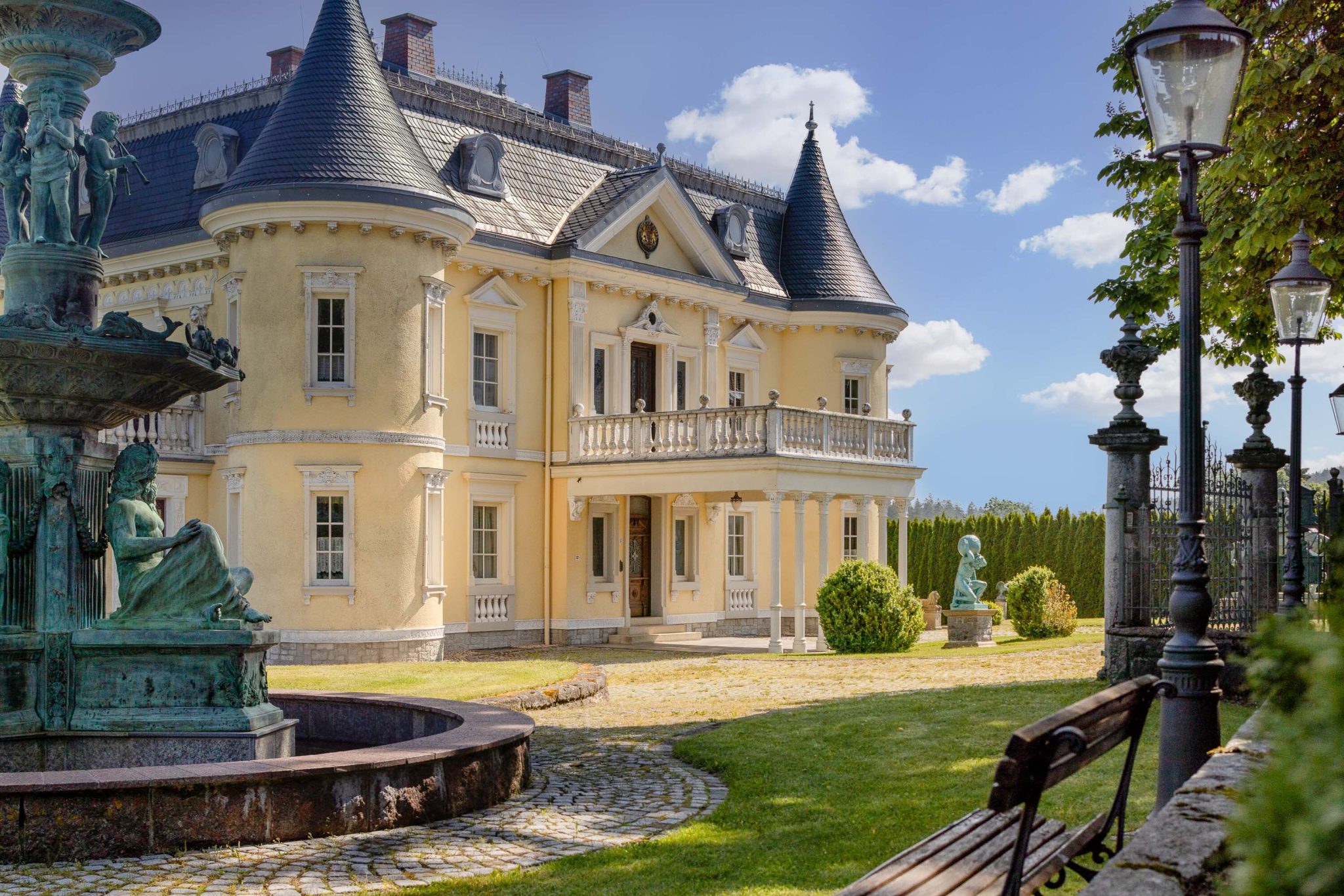 Immobilienangebot - Hof - Häuser - Schlossvilla Unikat - neu erbaut