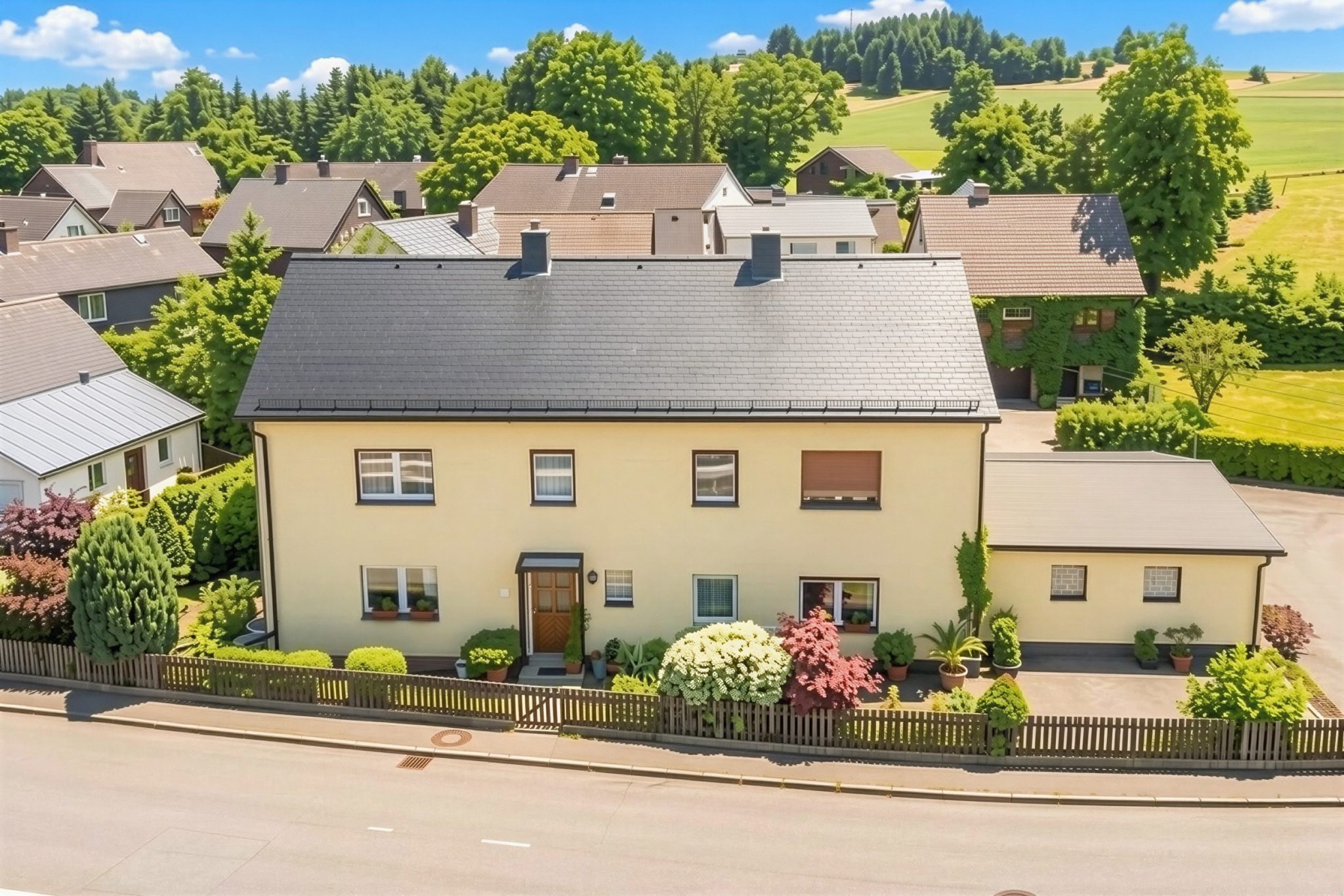Immobilienangebot - Geroldsgrün Steinbach - Häuser - 4km von Bad Steben, 1-2 Familien-Haus mit 2 Garagen und Werkstatt