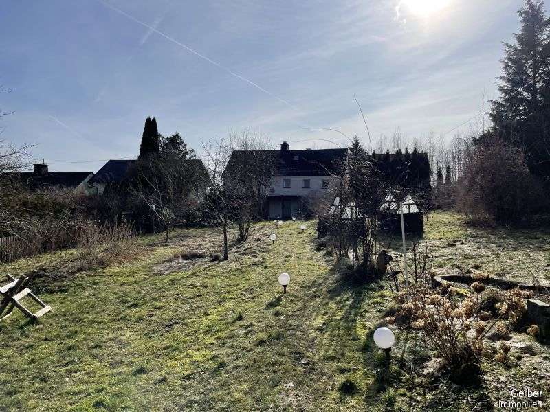 Immobilienangebot - Berg OT Steinbühl - Häuser - Ruhelage: Haus am Waldrand mit Scheune.