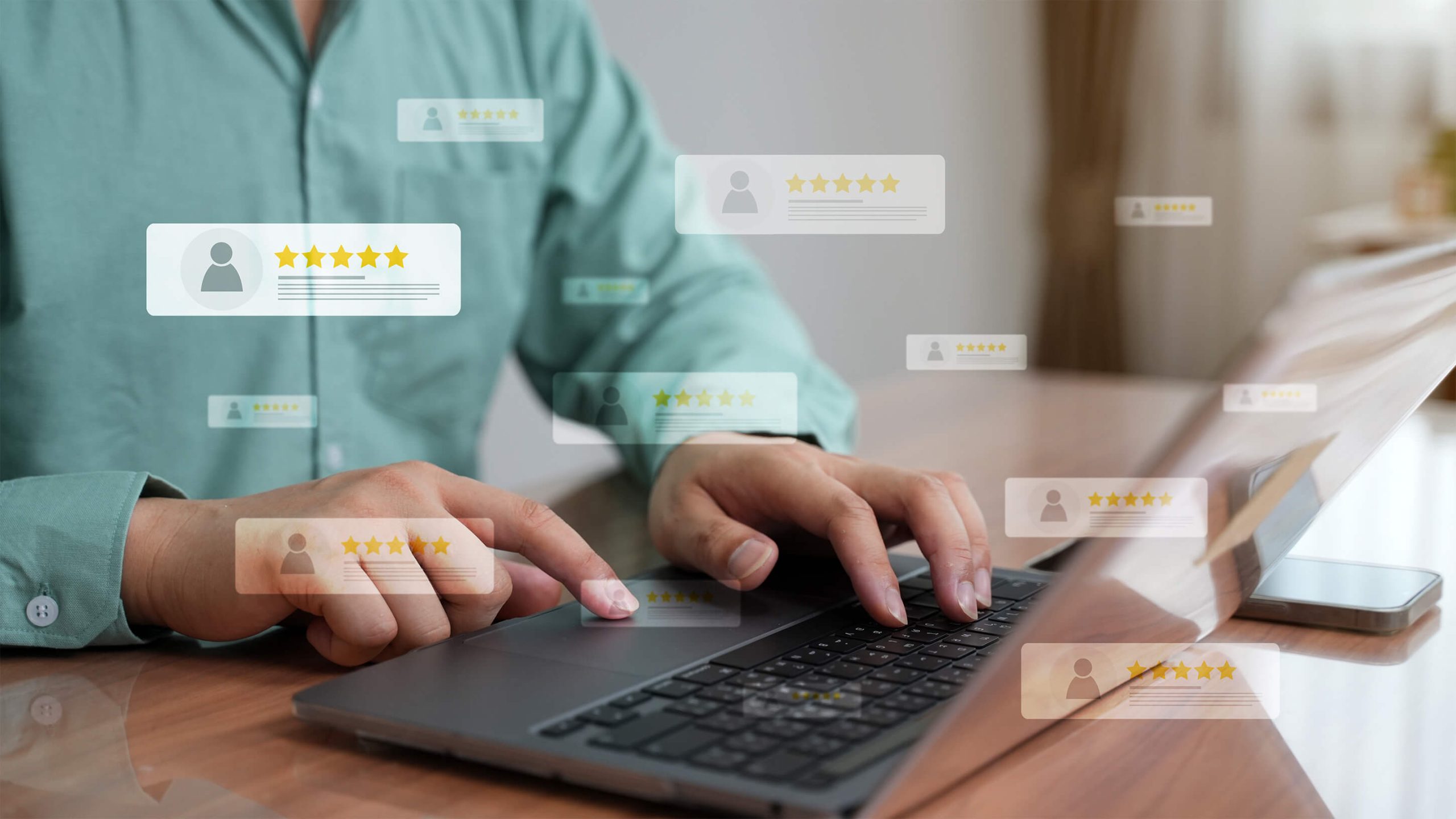 Mensch gibt am Laptop Kundenbewertung ab Mensch gibt am Laptop Kundenbewertung ab