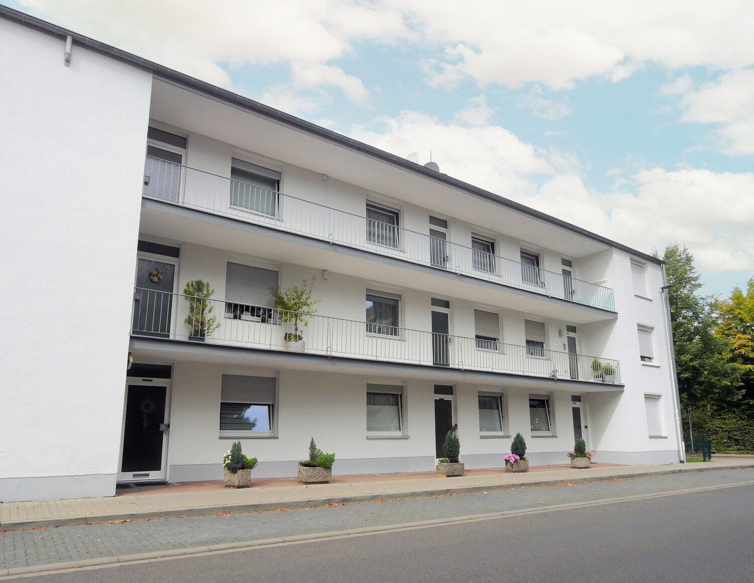 Hausansicht Immobilienangebot - Würselen - Alle - Kapitalanleger aufgepasst! Vermietete 3-Zimmer-Erdgeschosswohnung mit Loggia in Würselen!