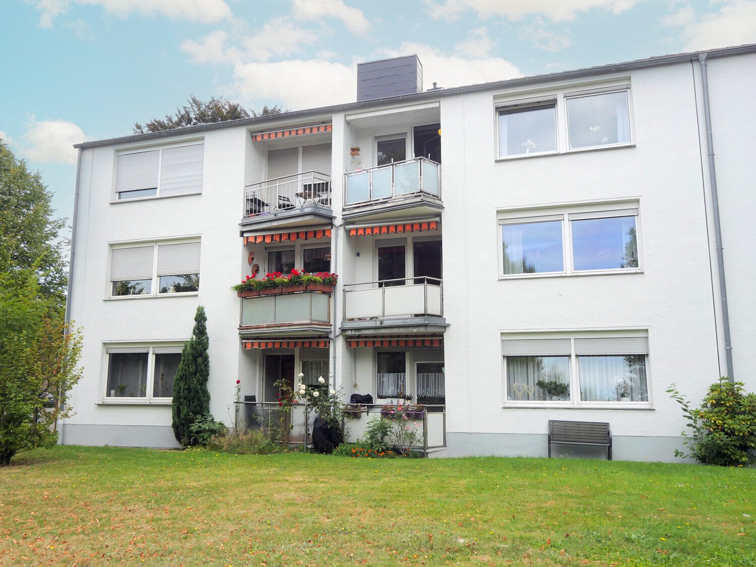 Rückansicht Immobilienangebot - Würselen - Alle - Kapitalanleger aufgepasst! Vermietete 3-Zimmer-Erdgeschosswohnung mit Loggia in Würselen!