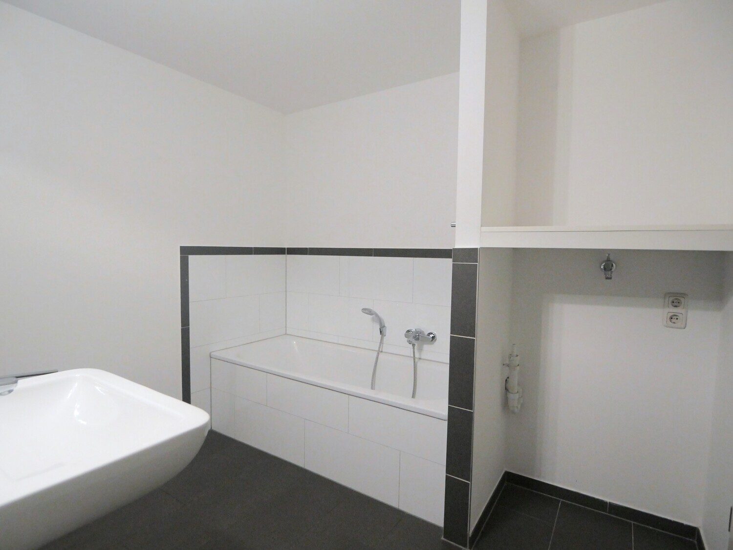 Immobilienangebot - Aachen - Alle - Bezugsfreie, lichtdurchflutete 2-Zimmer-Wohnung mit Loggia in Aachen West!