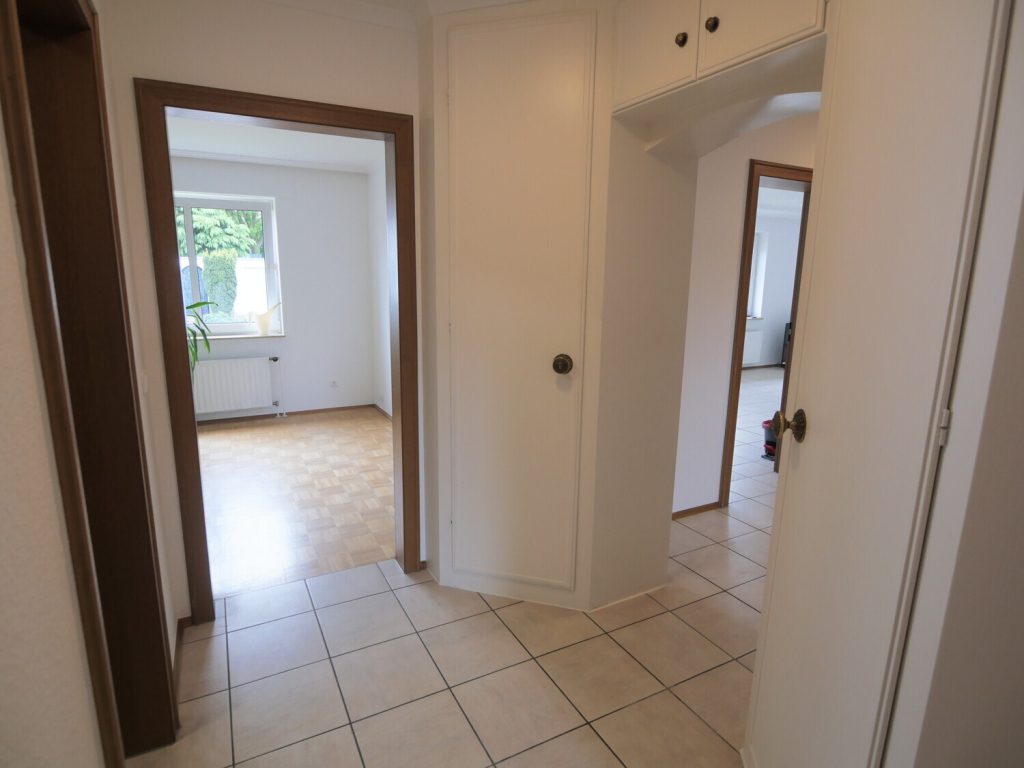 Immobilienangebot - Würselen - Alle - Geräumige 3 Zimmer-Erdgeschosswohnung mit Balkon + PKW Stellplatz in Würselen