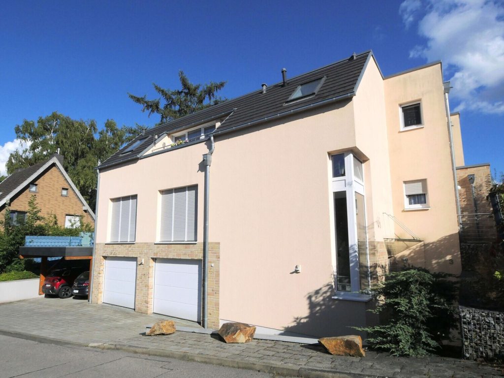Hausansicht Immobilienangebot - Aachen - Alle - Attraktives, vermietetes Zweifamilienhaus mit Garagen, Carport und Garten in Aachen-Friesenrath!