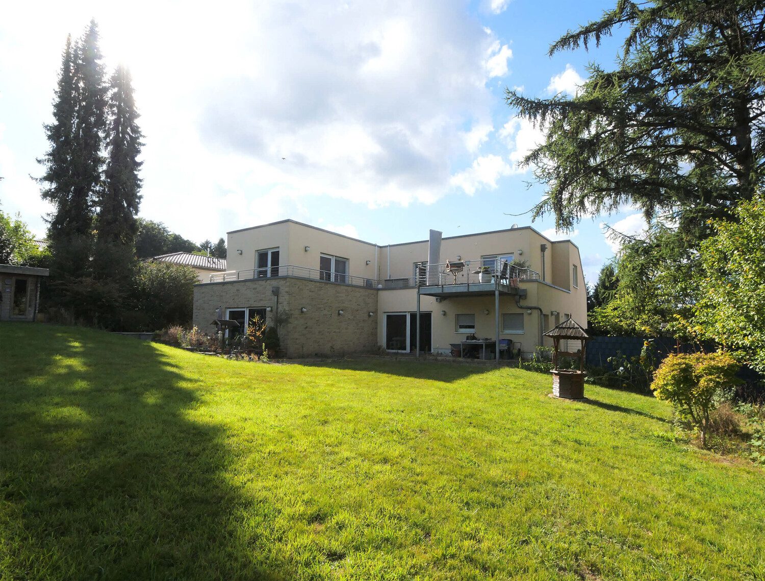 Immobilienangebot - Aachen - Alle - Attraktives, vermietetes Zweifamilienhaus mit Garagen, Carport und Garten in Aachen-Friesenrath!