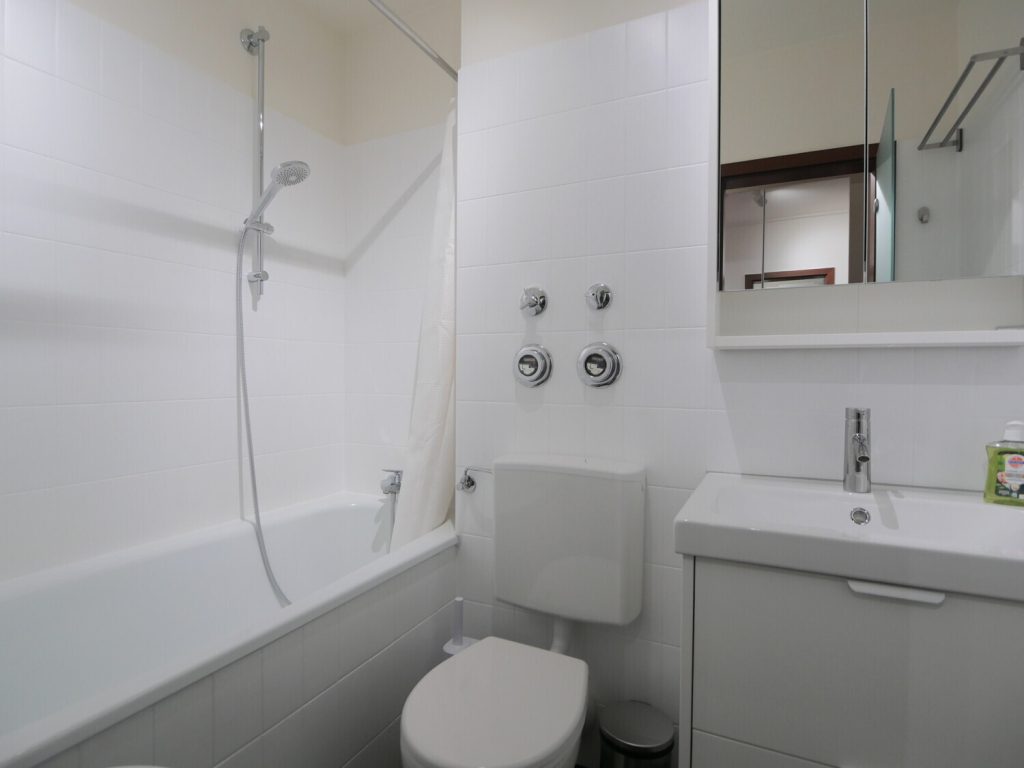 Immobilienangebot - Aachen - Alle - Vollmöbliertes und frisch renoviertes 1-Zimmer-Apartment mit Loggia in zentraler Lage von Aachen!