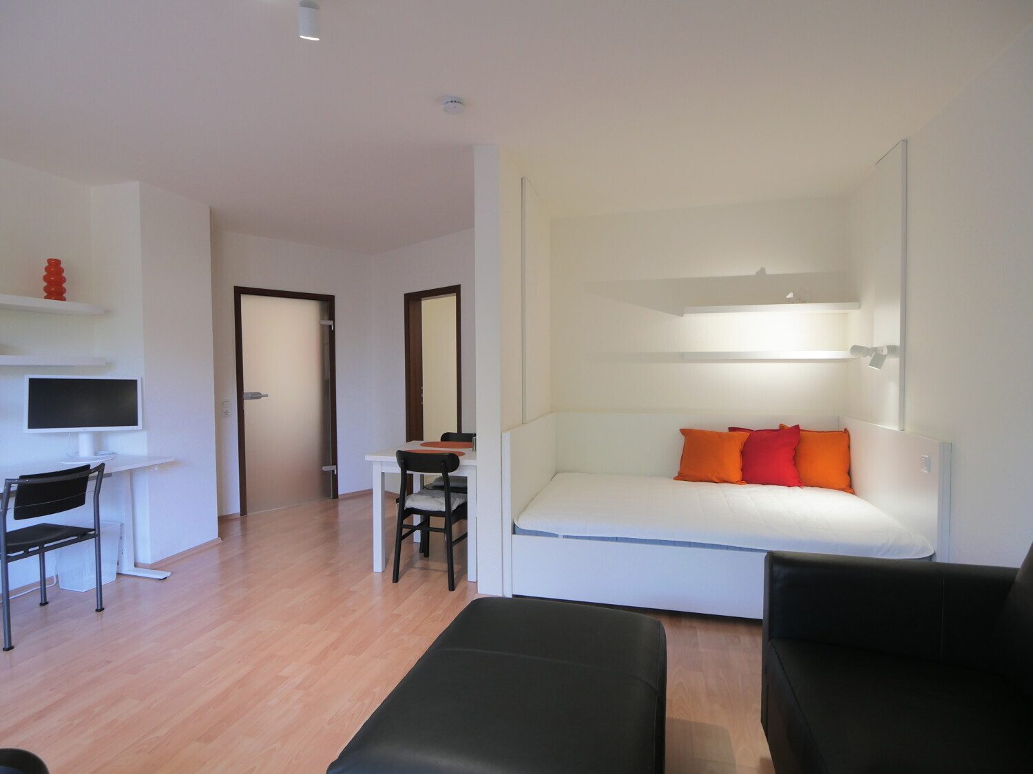 Immobilienangebot - Aachen - Alle - Vollmöbliertes und frisch renoviertes 1-Zimmer-Apartment mit Loggia in zentraler Lage von Aachen!