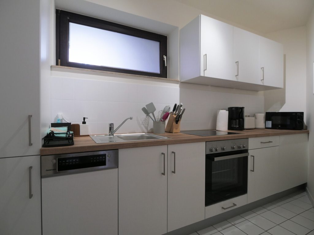 Immobilienangebot - Aachen - Alle - Vollmöbliertes und frisch renoviertes 1-Zimmer-Apartment mit Loggia in zentraler Lage von Aachen!