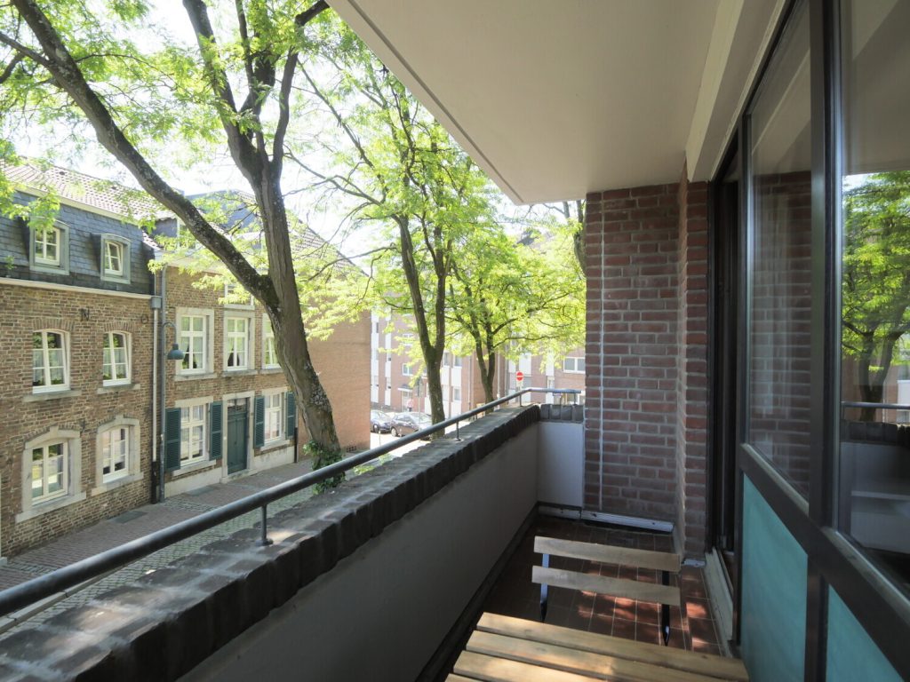 Immobilienangebot - Aachen - Alle - Vollmöbliertes und frisch renoviertes 1-Zimmer-Apartment mit Loggia in zentraler Lage von Aachen!
