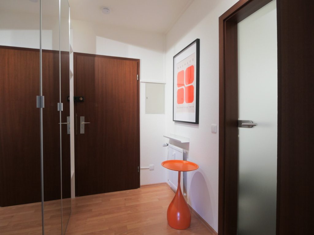 Immobilienangebot - Aachen - Alle - Vollmöbliertes und frisch renoviertes 1-Zimmer-Apartment mit Loggia in zentraler Lage von Aachen!