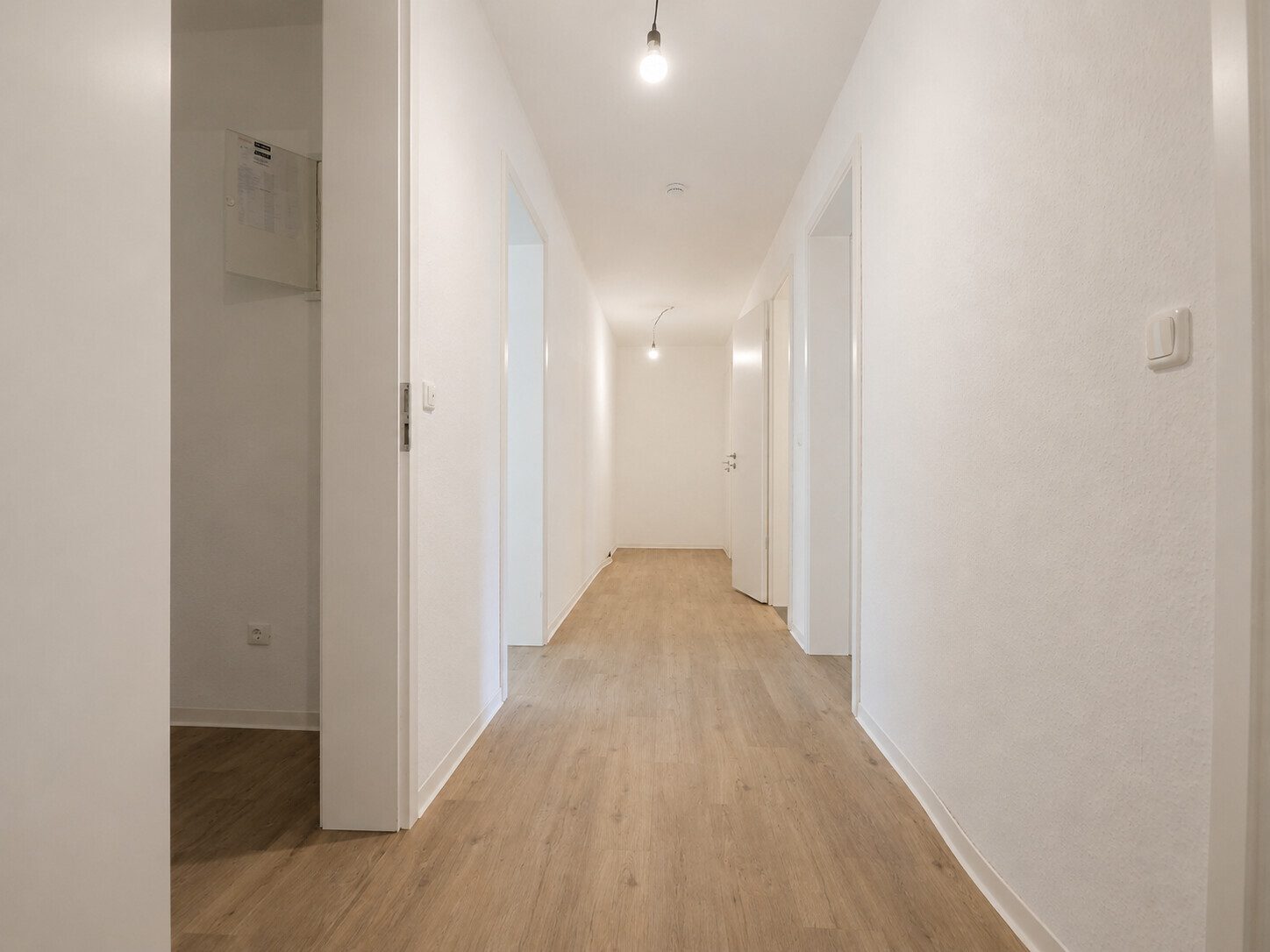 Diele Immobilienangebot - Aachen - Alle - Bezugsfreie 4-Zimmer-Erdgeschosswohnung mit Terrasse – selbst einziehen oder attraktiv vermieten!