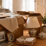 Umzugskartons mit Erinnerungsstücken in einem Haus nach einer Erbschaft – Haushaltsauflösung vorbereiten.