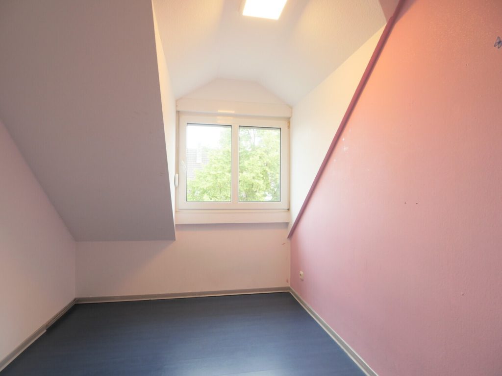 Immobilienangebot - Würselen / Bardenberg - Alle - Bezugsfreie Maisonettewohnung mit Balkon und Einbauküche in Würselen!