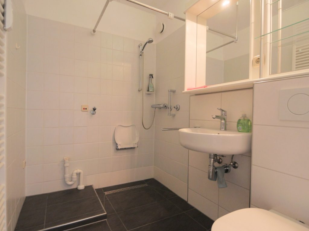 Immobilienangebot - Aachen - Alle - Gut geschnittene 2-Zimmerwohnung mit Schwimmbad und Weitblick über Aachen!