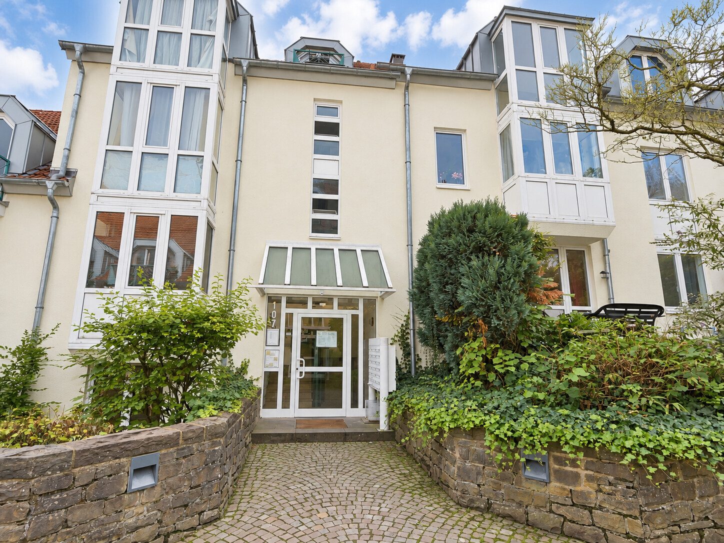 Immobilienangebot - Aachen - Alle - Attraktive, vermietete 2-Zimmer-Maisonettewohnung mit Tiefgaragenstellplatz in Aachen Mitte!