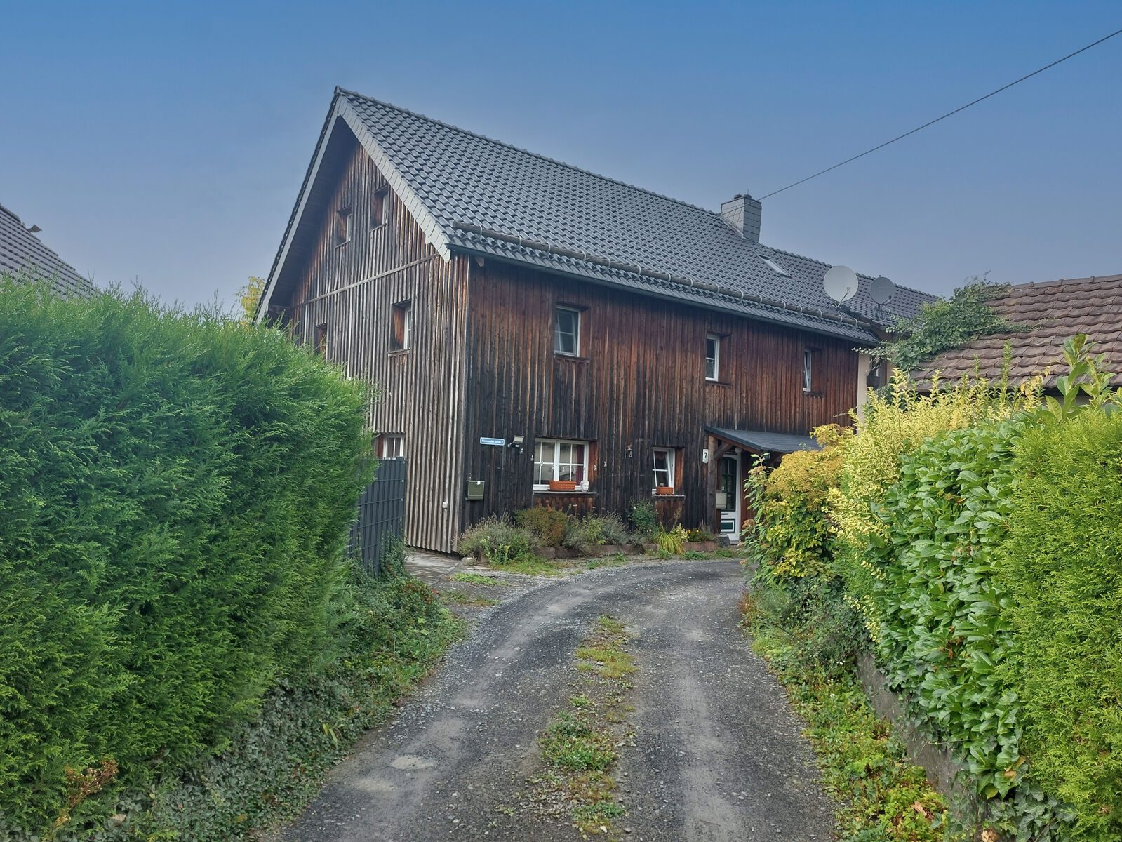 000KurzTitelbild Immobilienangebot - Neunkirchen-Seelscheid - Haus - Ruhig gelegene Fachwerk - DHH, nur 5
Minuten entfernt vom Neunkirchener
Zentrum