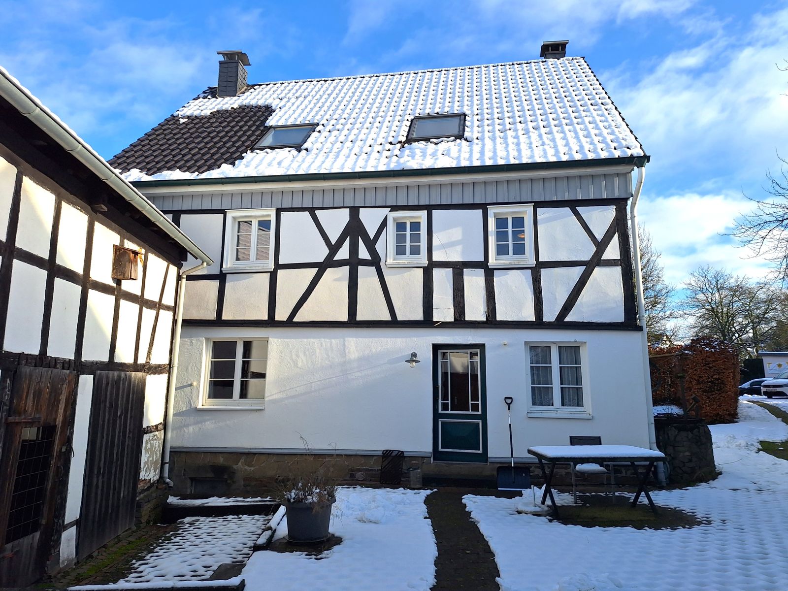 000KurzVorderansicht Immobilienangebot - Ruppichteroth - Haus - Verwirklichen Sie Ihren Traum vom Fachwerkhaus –idyllisch gelegen. Perfekt auch als Ferienwohnungen.