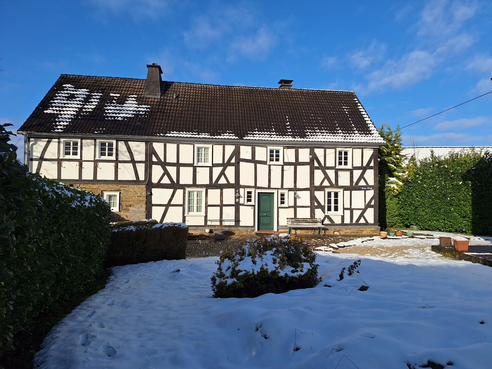 000KurzVorderansicht Immobilienangebot - Ruppichteroth - Haus - Wohnen, wo andere Urlaub machen – zwei Häuser für den Preis von einem!