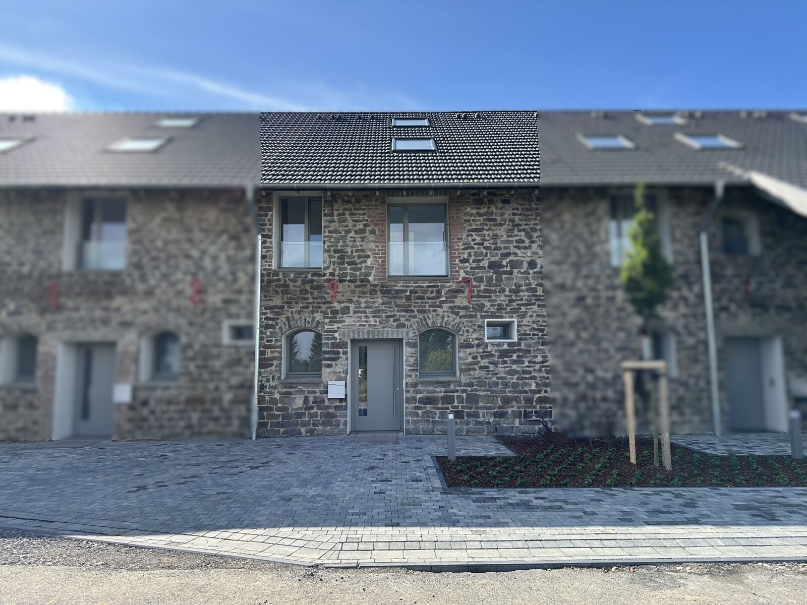 Immobilienangebot - Lohmar - Haus - Sanierte Traum-Mietanlage mit hellem, charmanten Wohnambiente!