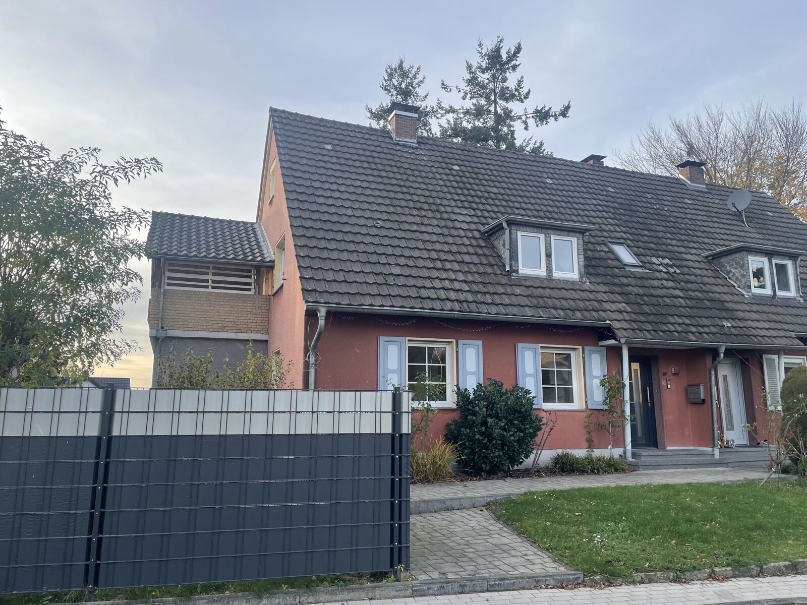 000KurzAußenansicht Immobilienangebot - Troisdorf - Haus - Großzügige Doppelhaushälfte mit Südwest-Garten und hochwertiger Ausstattung in Troisdorf-Spich!