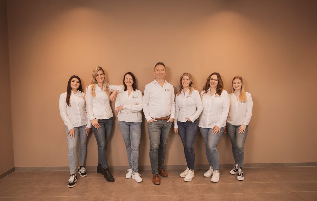 0114_erweitert_2500px Teamfoto mit Geschäftsführer in der Mitte