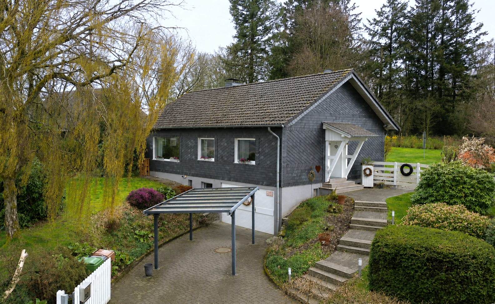 Immobilienangebot - Gummersbach - Haus - Freistehendes Einfamilienhaus mit wunderschön angelegtem Garten in ruhiger Lage von Berghausen!