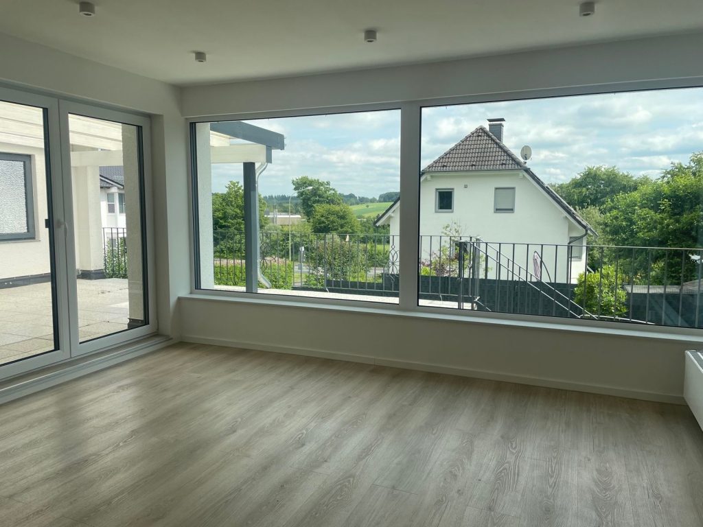 Immobilienangebot - Much - Wohnung - Wunderschöne sanierte Wohnung mit großem Balkon, Garten und Einliegerbereich im Herzen von Much!