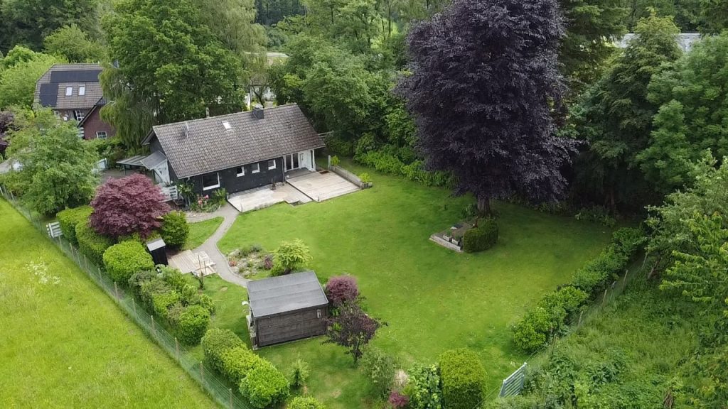 Immobilienangebot - Gummersbach - Haus - Freistehendes Einfamilienhaus mit wunderschön angelegtem Garten in ruhiger Lage von Berghausen!
