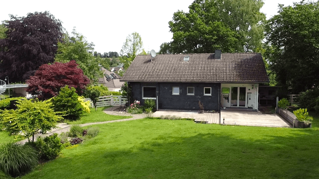 Immobilienangebot - Gummersbach - Haus - Freistehendes Einfamilienhaus mit wunderschön angelegtem Garten in ruhiger Lage von Berghausen!