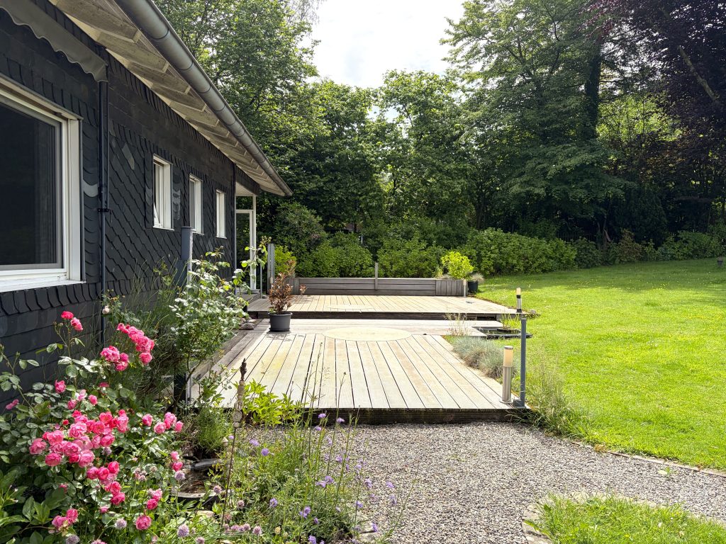 Immobilienangebot - Gummersbach - Haus - Freistehendes Einfamilienhaus mit wunderschön angelegtem Garten in ruhiger Lage von Berghausen!