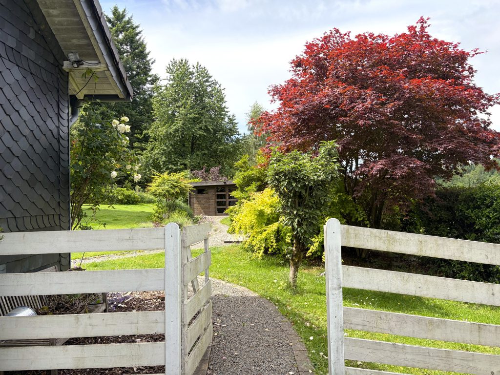 Immobilienangebot - Gummersbach - Haus - Freistehendes Einfamilienhaus mit wunderschön angelegtem Garten in ruhiger Lage von Berghausen!