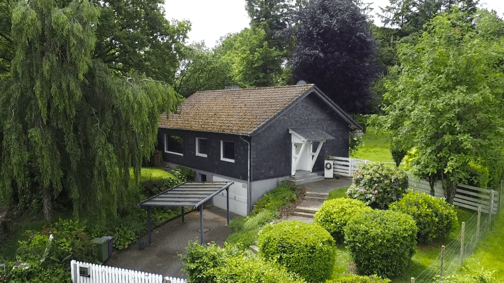 Immobilienangebot - Gummersbach - Haus - Freistehendes Einfamilienhaus mit wunderschön angelegtem Garten in ruhiger Lage von Berghausen!