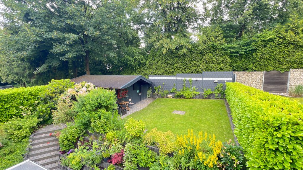Immobilienangebot - Much - Haus - Doppelhaushälfte im Zentrum von Much – mit moderner Technik und liebevoll gestaltetem Außenbereich