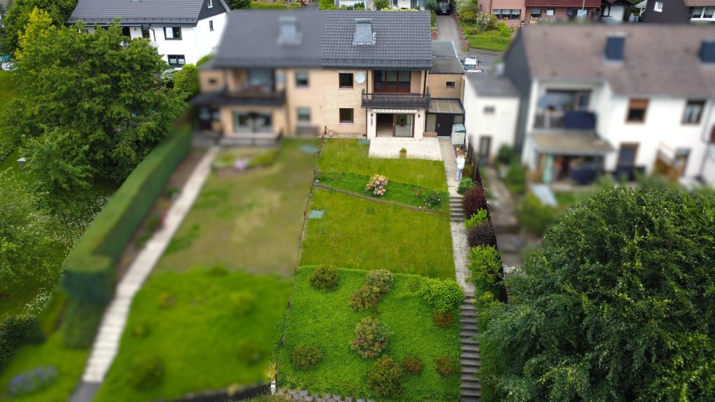 Immobilienangebot - Morsbach - Haus - Massive Doppelhaushälfte mit Südgarten, Balkon und Garage in ruhiger Lage von Morsbach-Lichtenberg!