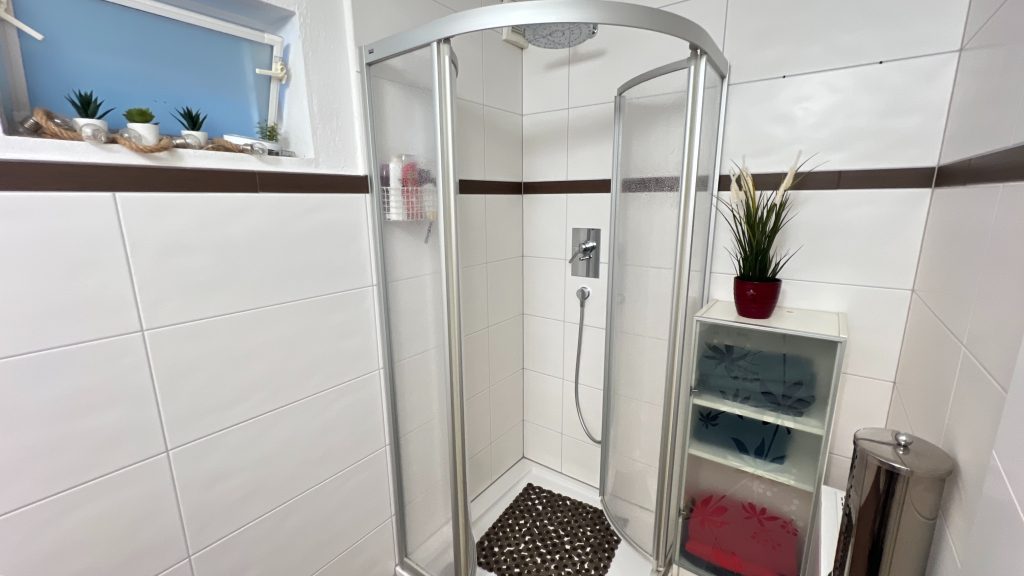 Immobilienangebot - Much - Haus - Doppelhaushälfte im Zentrum von Much – mit moderner Technik und liebevoll gestaltetem Außenbereich