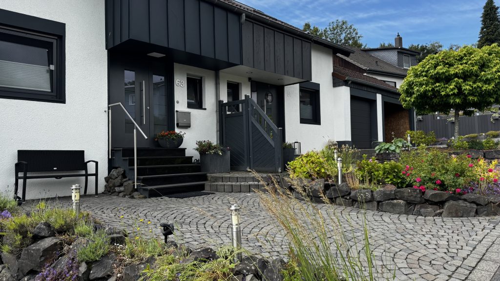 Immobilienangebot - Much - Haus - Doppelhaushälfte im Zentrum von Much – mit moderner Technik und liebevoll gestaltetem Außenbereich