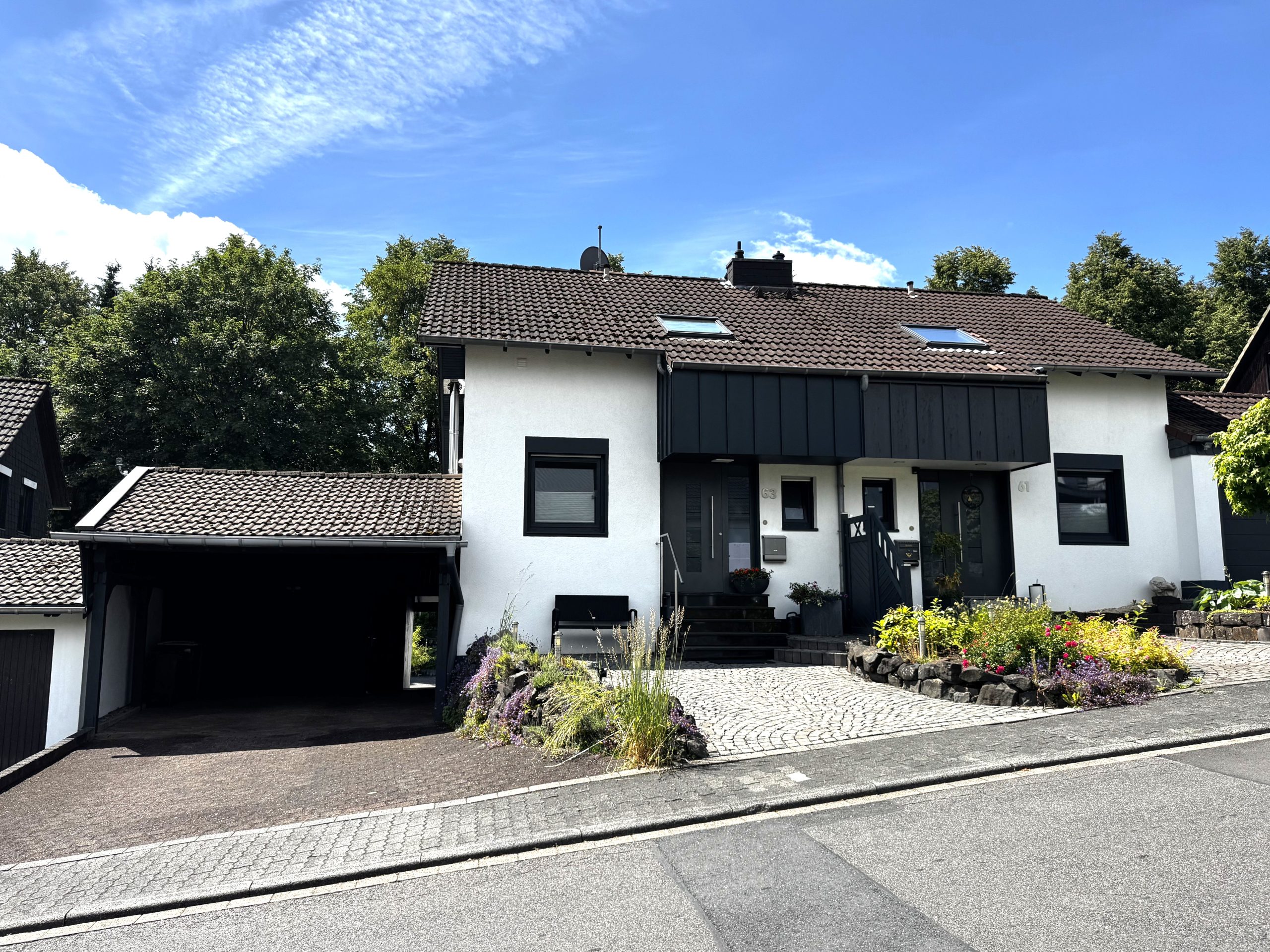 Immobilienangebot - Much - Haus - Doppelhaushälfte im Zentrum von Much – mit moderner Technik und liebevoll gestaltetem Außenbereich