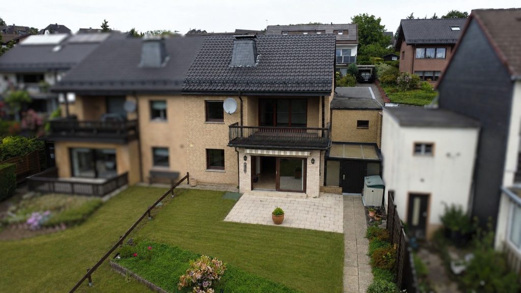 Immobilienangebot - Morsbach - Haus - Massive Doppelhaushälfte mit Südgarten, Balkon und Garage in ruhiger Lage von Morsbach-Lichtenberg!