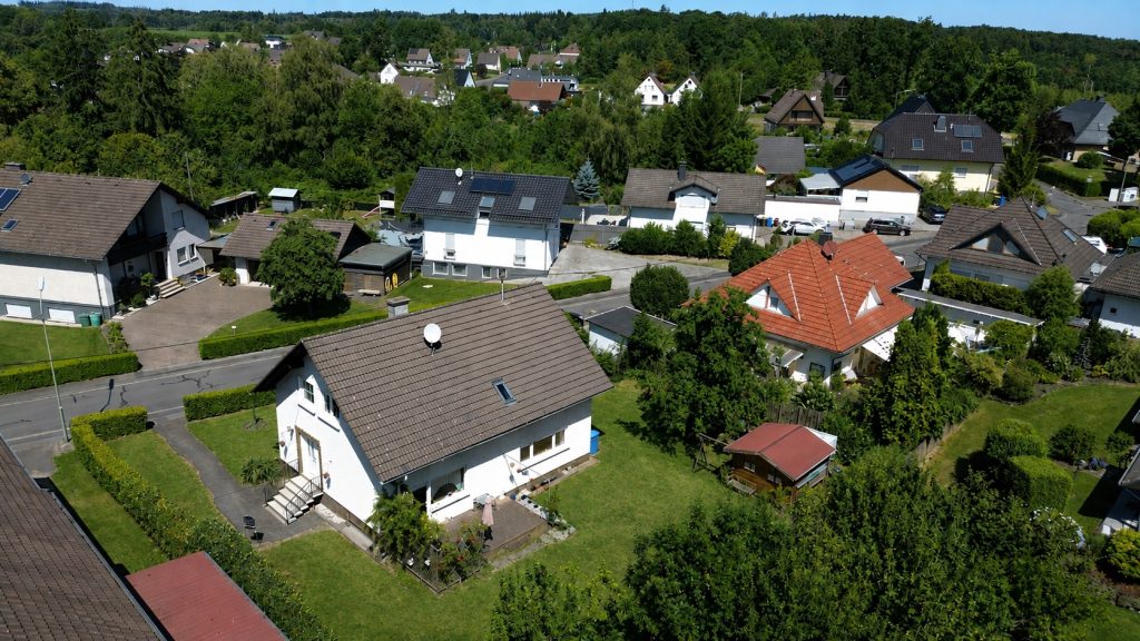 Immobilienangebot - Weyerbusch - Haus - Zuhause im Westerwald – großzügiges Einfamilienhaus mit Garten und Garage