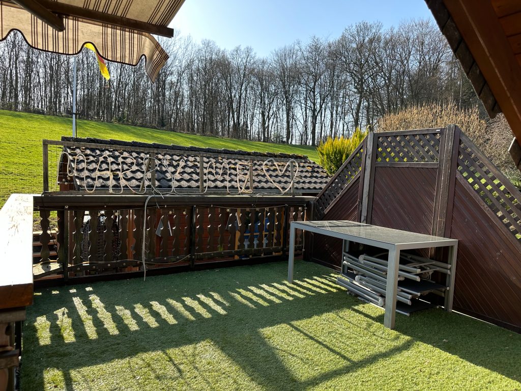 Immobilienangebot - Much - Wohnung - Wohnen mit Weitblick – großzügige Dachgeschosswohnung mit Kamin, Balkon & moderner Wohnküche