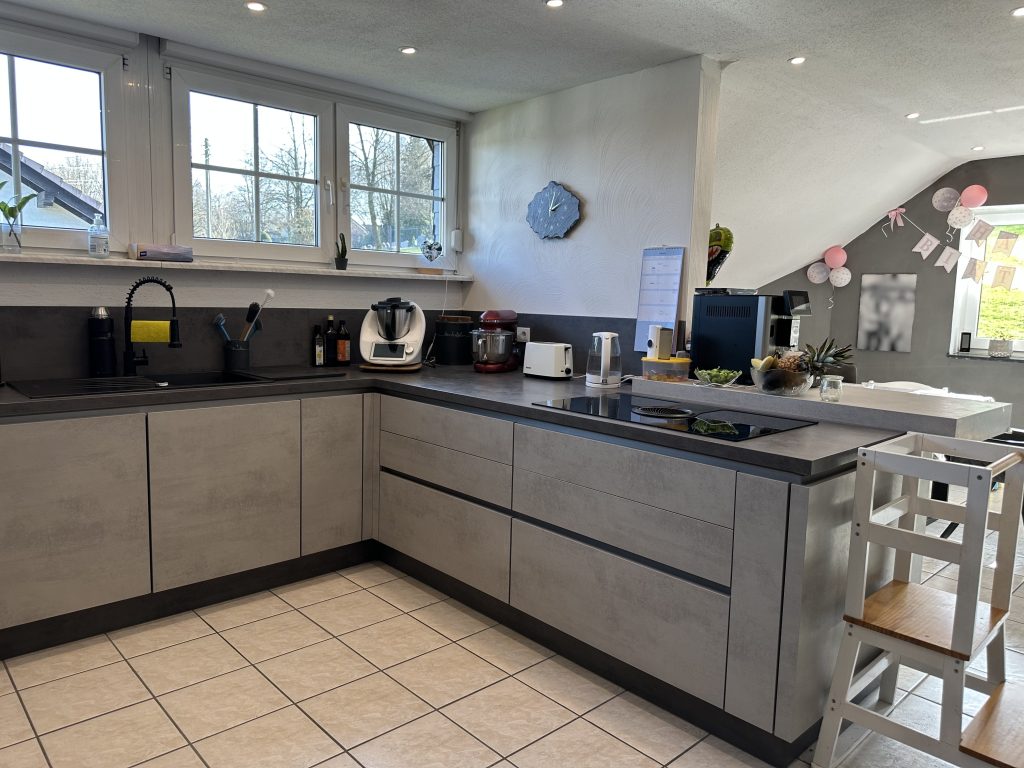 Immobilienangebot - Much - Wohnung - Wohnen mit Weitblick – großzügige Dachgeschosswohnung mit Kamin, Balkon & moderner Wohnküche